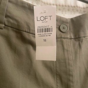 Loft NWT Curvy Crop Straight through hip and thigh